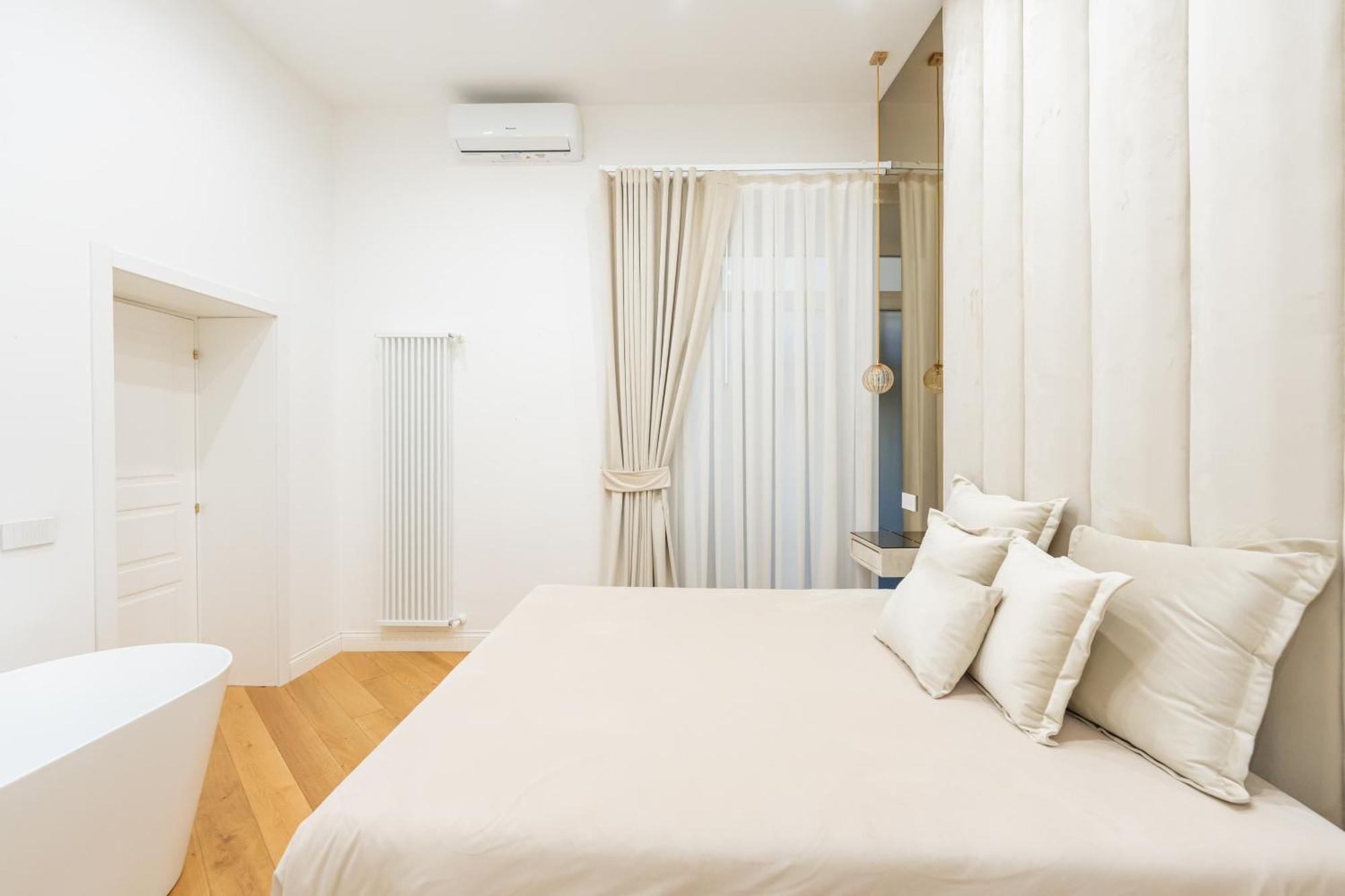 Aristocrat Chiaia Bridge Apartment Napoli Bagian luar foto