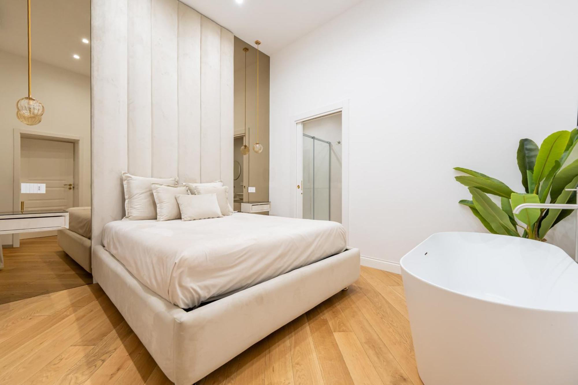 Aristocrat Chiaia Bridge Apartment Napoli Bagian luar foto