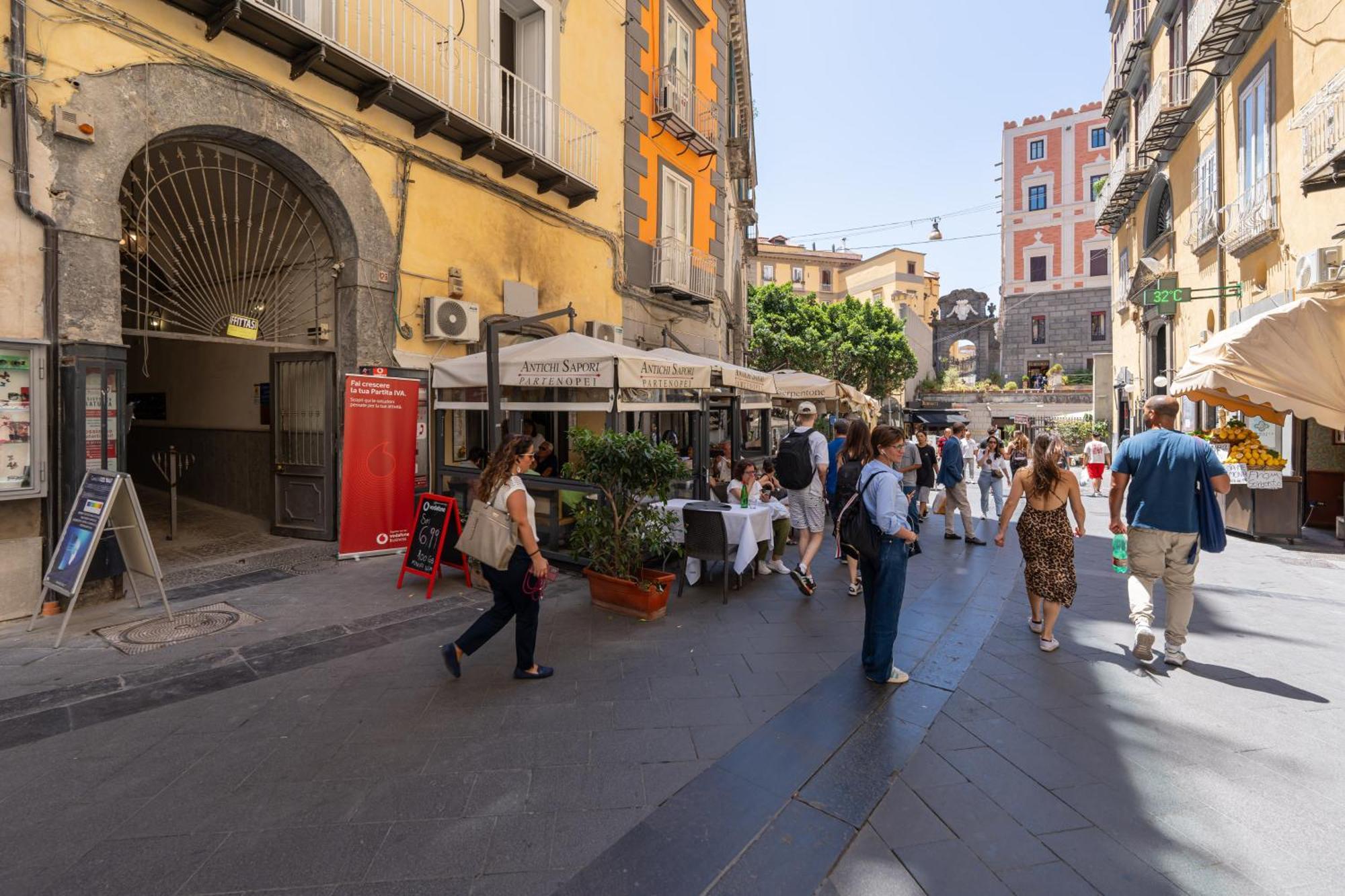 Aristocrat Chiaia Bridge Apartment Napoli Bagian luar foto